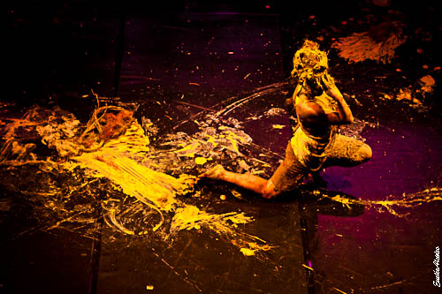 Bailarina catarinense apresenta 'solo e terra', em Manaus