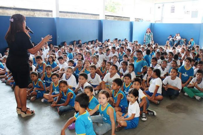 Estudantes participam de ação de combate ao bullying
