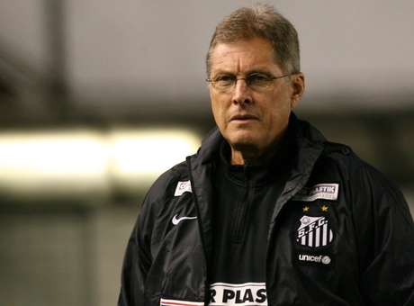 Santos demite treinador Oswaldo Oliveira e quer Enderson