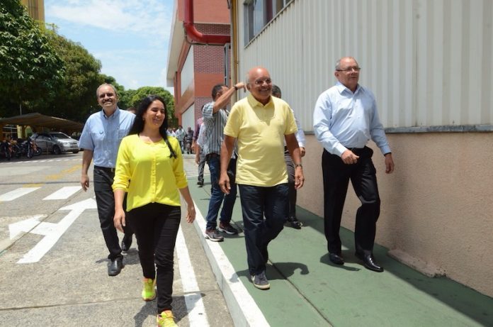 Melo visita fábrica da BIC e critica campanha contra a segurança, do AM
