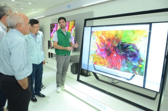 José Melo visita fábrica da Samsung no PIM e almoça com operários