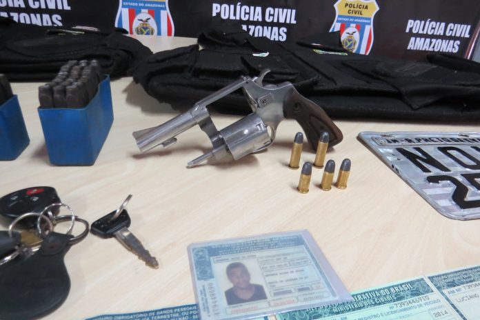 Ladrões de veículos e adulteradores de documentos, presos em Manaus