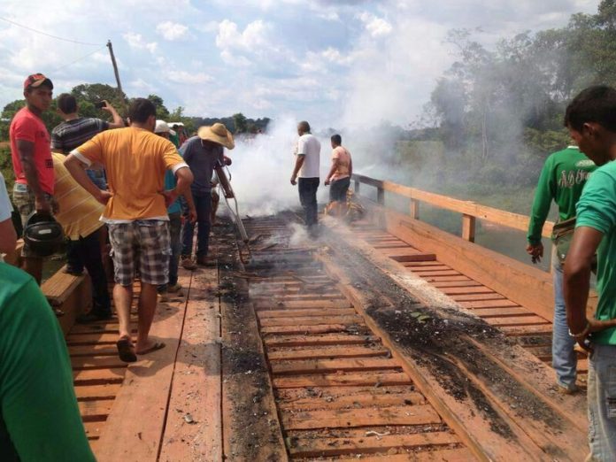 Assaltantes roubam banco e ainda tocam fogo na ponte, em Apui