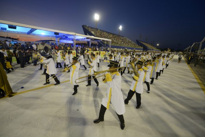 Desfile de 5 de setembro reúne dez estudantes, em Manaus
