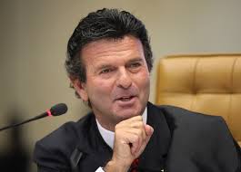 Ministro do STF liebra auxílio-moradia para a magistratura