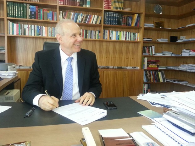 Gasolina aumentará de preço ainda neste ano, diz Mantega