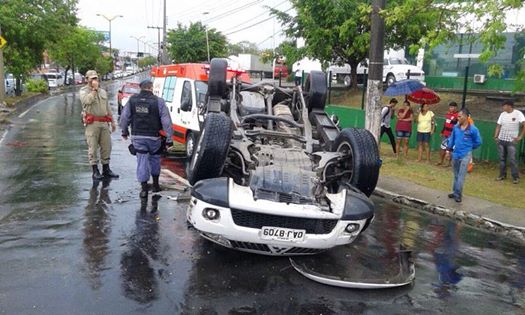 Viatura da Polícia capota na Rodrigo Otávio, em Manaus