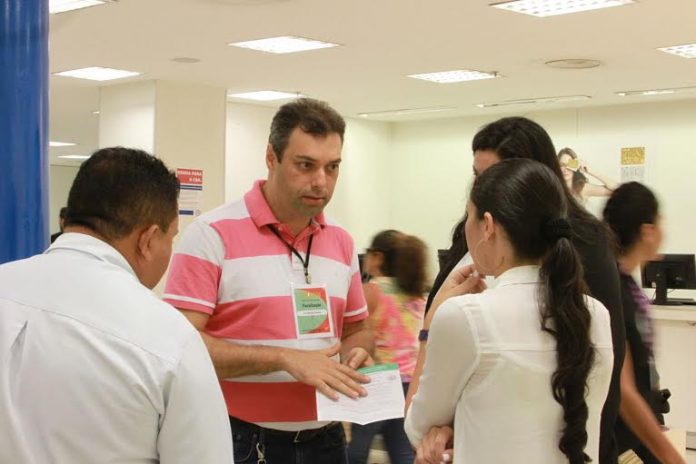 Estudantes realizam atendimento odotonlóico ilegalmente, em Manaus