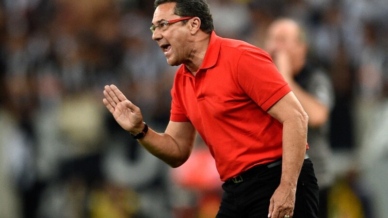Luxemburgo vira vilão após eliminação, mas ainda tem moral no Fla para 2015