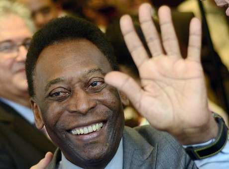 Com infecção urinária, Pelé segue internado em hospital de SP com quadro estável