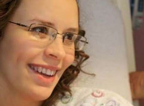 Criança acha arma em sofá e mata a Mãe com tiro acidental