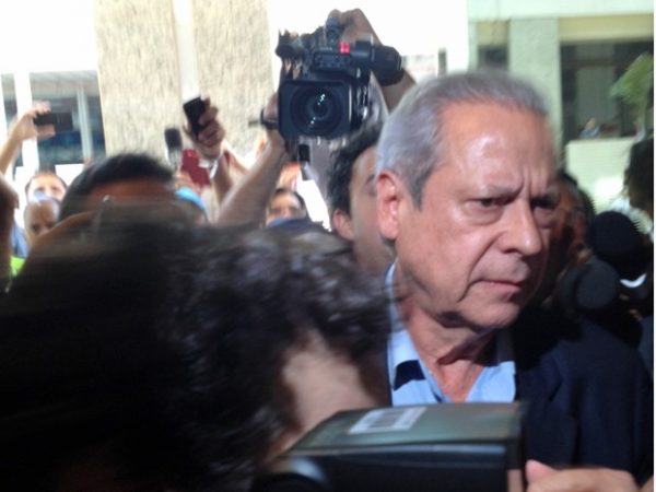 Dirceu chega a Vara de Execuções para assinar termo de regime aberto