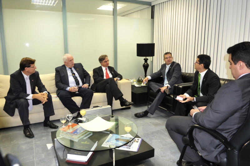 Josué Neto recebe embaixador da Alemanha e reafirma fortalecimento de cooperação