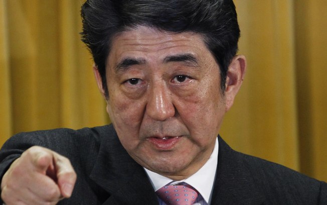 Coalizão do premiê Abe vence no Japão em eleição com abstenção recorde