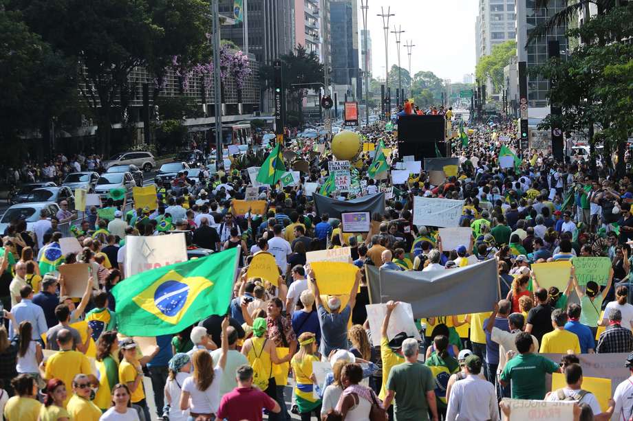 Manifestantes se reúnem para protestar contra Dilma, na Paulista (SP)