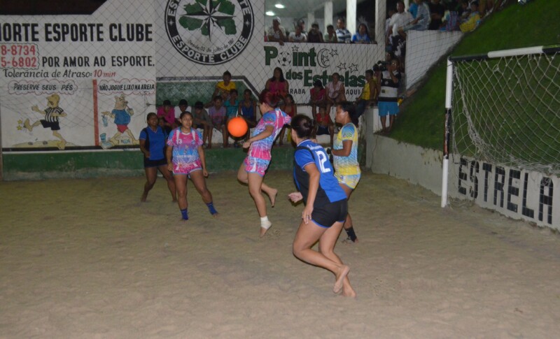 Mulheres em preparativos para a 1ª Copa de Beach Soccer, em Manaus