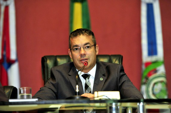 Josué Neto se diz honrado com sua recondução à presidência da ALEAM