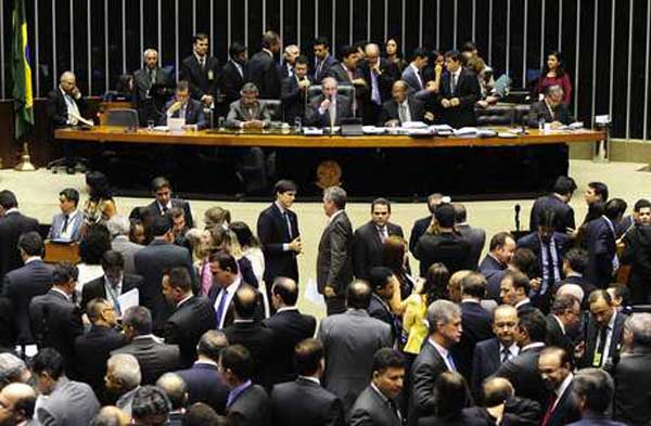 politica-deputados-analisam