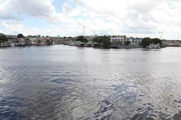 cidade-corpo-boiando-rio-ne