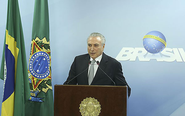 politica-renuncia-18-05-7
