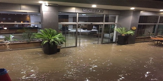 20jul2017---alagamento-em-hotel-em-bodrum-na-turquia-apos-terremoto-1500593726691_615x470