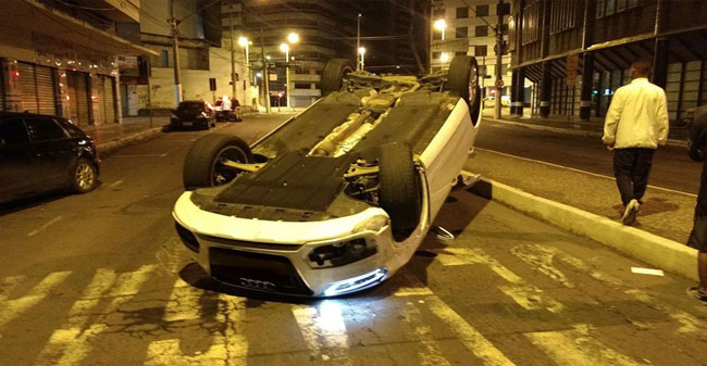 motorista-abandonou-carro-apos-acidente-no-centro-de-jf