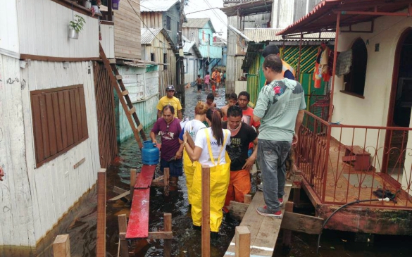 Defesa Civil de Manaus e Secretaria Municipal de Assistência Social e Direitos Humanos estão no beco Vitória, no bairro Glória, zona Oeste de Manaus, fazendo o trabalho de vistoria.