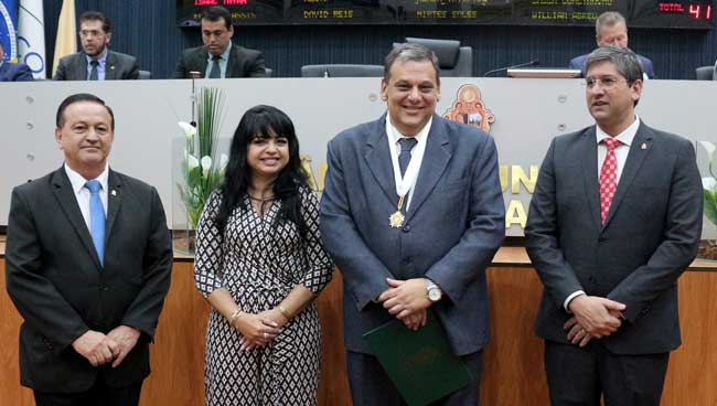 Proposto por vereador Afonso, advogado recebe Medalha de Ouro de Manaus