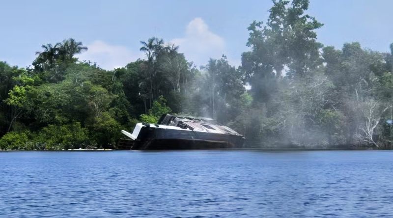 Após incêndio, barco começa a afundar no Rio Negro - Reprodução_g1