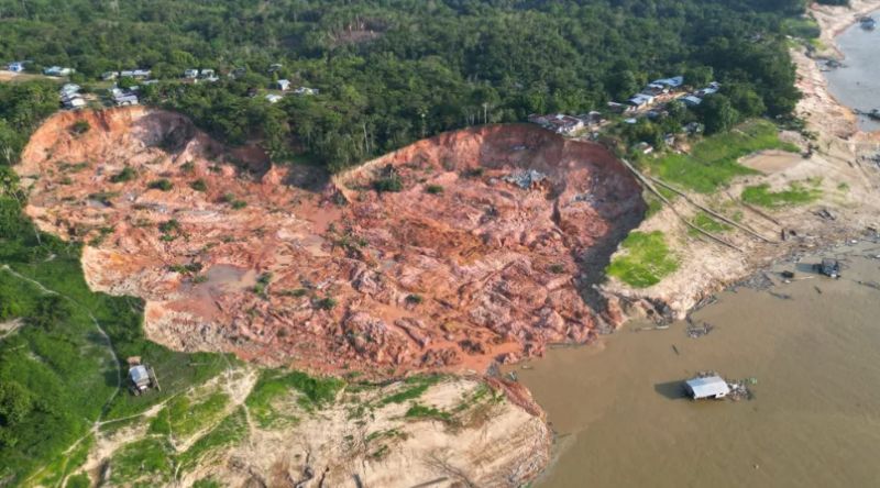 Vila Arumã atingida por deslizamento de terra no Amazonas