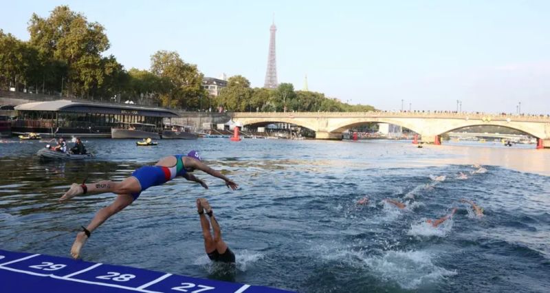 triatlo no Rio Sena, em Paris. Reuters