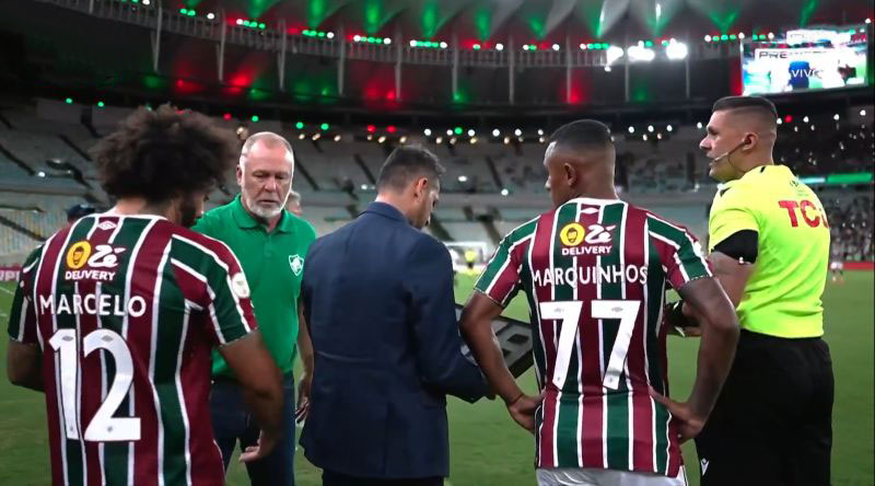 Mano-Menezes-e-Marcelo-discutem-em-partida-do-Fluminense-contra-o-Grêmio---Reprodução_ge