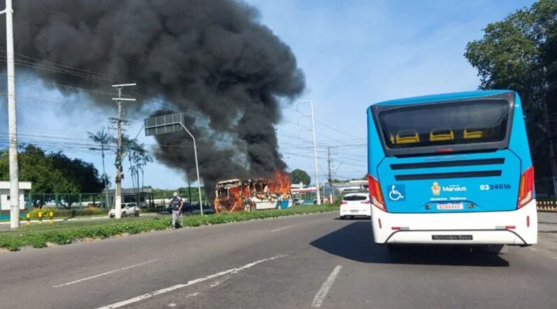 ônibus pega fogo