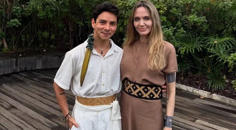 Estilista amazonense Maurício Duarte ao lado de Angelina Jolie
