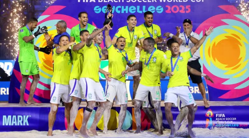 Brasil levanta a taça da Copa do Mundo de futebol de areia - Foto_ Getty Images