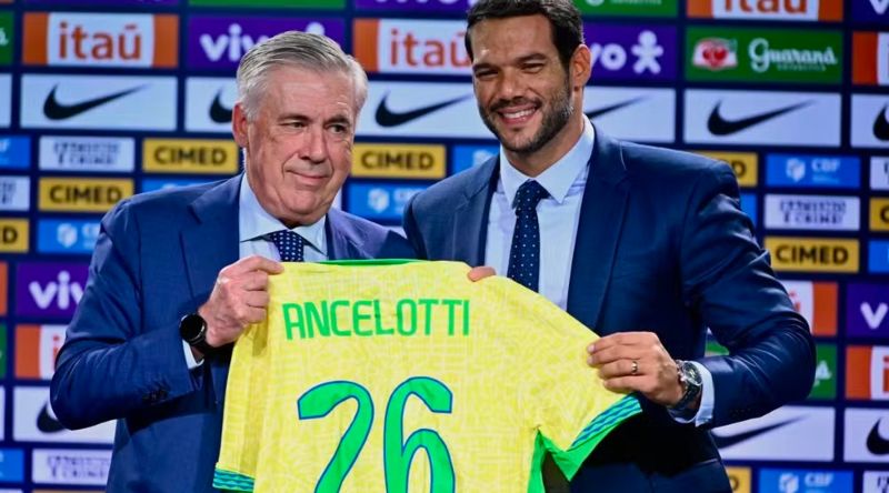 O técnico Carlo Ancelotti