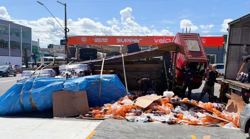 Parte da carga transportada ficou espalhada pelo local - Foto_ Reprodução