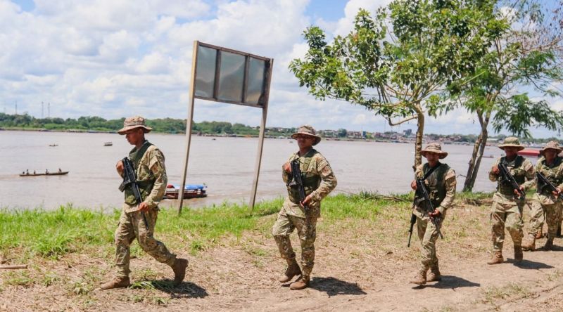 Soldados do exército peruano patrulham a Ilha Santa Rosa, na tríplice fronteira - Foto_ AFP