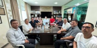 Senador reúne prefeitos para falar sobre infraestrutura, saúde e educação no interior do Amazonas