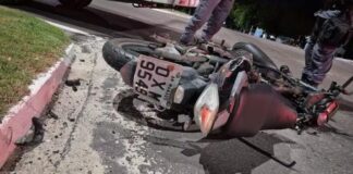 Motociclista morre após avançar sinal vermelho e bater em micro-ônibus na Ponta Negra