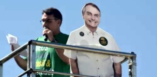 Flávio apaga vídeo com chamada telefônica de Bolsonaro conectada ao som do evento em Copacabana