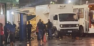 Motorista embriagado invade terminal T3 com caminhão e causa destruição