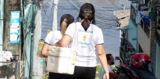 Vacinação antirrábica chega a bairros e ruas de Manaus com visitas de casa em casa