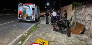 Motociclista e passageiro ficam gravemente feridos após papelão voar de caminhão na avenida das Torres