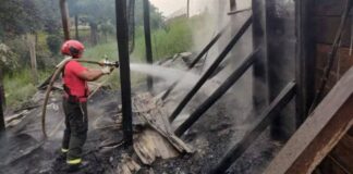 Avô e neto morrem em incêndio em casa de madeira na zona rural de Manacapuru