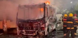 Ônibus de rota do distrito pega fogo no Japiim, ninguém ficou ferido
