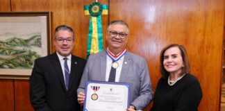 Presidente e Corregedor do TCE-AM entregam Colar do Mérito de Contas a Flávio Dino