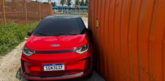 Container tomba e motorista escapa da morte na bola da Gilete
