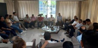 Um dia David, no outro Omar, com o ex-prefeito de Rio Preto acendendo ‘uma vela pro Santo e outra para o Padre’