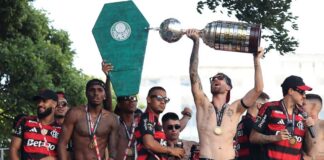Taça do Flamengo quebra durante festa do título da Libertadores